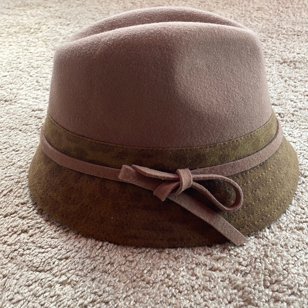 Something Special Woman’s Tan & Leopard Print Wool Fedora Hat with accent bow